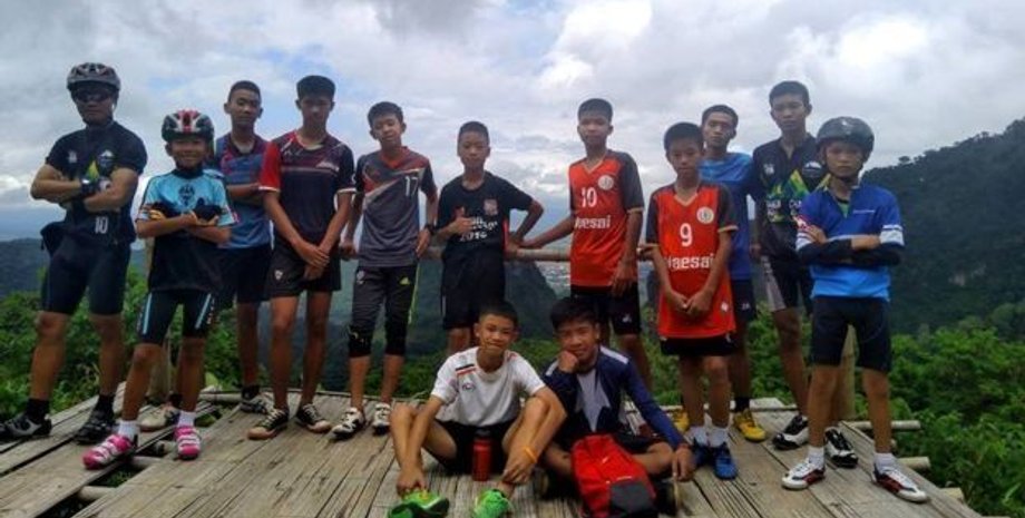 Дети и их тренер / Фото: FACEBOOK / EKATOL