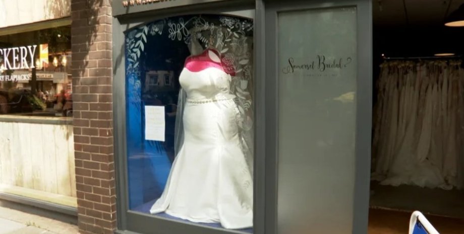 манекен, весільний салон