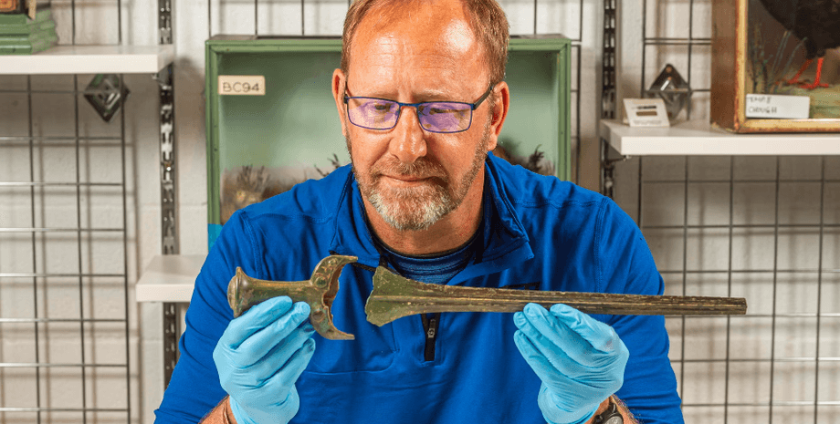 меч, бронзовый век, археология, клад, поисковики, металлоискатель, останки, Британия, музей, браслет, открытие, находка, артефакты