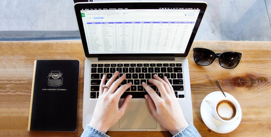 Мужчина редактирует таблицу Microsoft Excell на компьютере