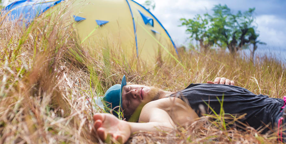 Палатка, сон в палатке, мужчина спит на улице, сон на природе, палатка в лесу, палатка в парке, сон в палатке помог семье