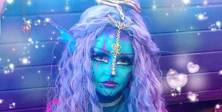 Женщина чувствует себя инопланетянкой, инопланетяне, красит кожу в синий, макияж, ушки эльфа, не чувствует себя человеком