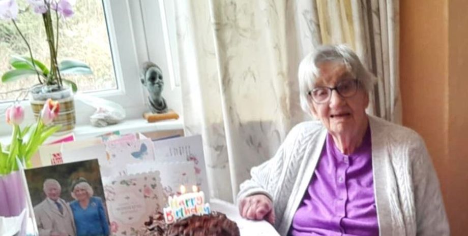 Женщина дожила до 111 лет и называет залогом долгой жизни любовь к шоколаду, история ее жизни