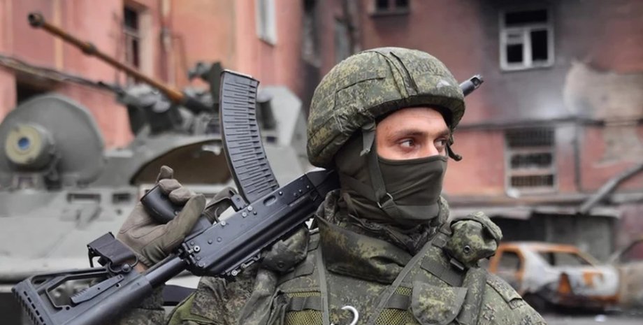 Российский военный в городе