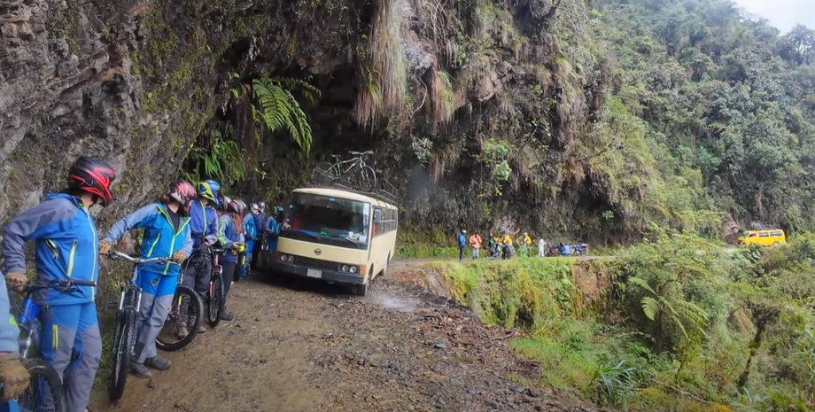 200 серпантинов и сотни жертв каждый год: что известно о самой опасной дороге в мире