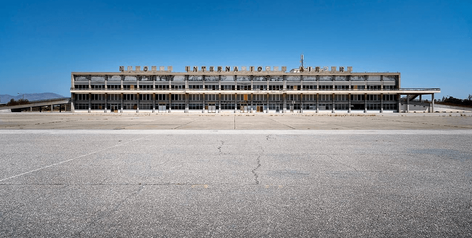 Міжнародний аеропорт Нікосії колись був головною повітряною брамою Кіпру, але після турецького вторгнення в 1974 році перетворився на пустку. Нині це летовище перебуває в занедбаному стані та руйнується.