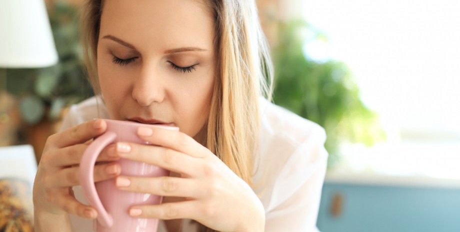 Девушка держит чашку Девушка с чашкой чая