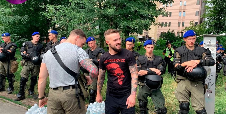 Свастики и Гитлер на акции в поддержку задержанных членов "Нацкорпуса"