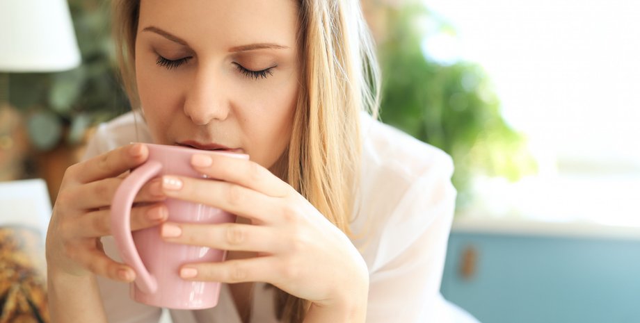 Дівчина з чашкою чаю