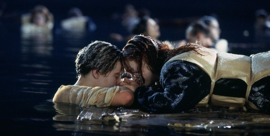 Герои фильма Доусон и Роуз Дьюитт Бьюкейтер спасались на двери после крушения лайнера