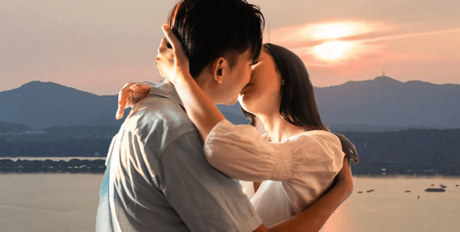 Поцілунок на заході сонця, поцілунок, захід сонця, пірс, закохані, закохана пара, день закоханих, небезпечно для здоров'я, втратив слух