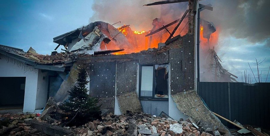 пожар в Вышгороде после удара РФ 23 декабря