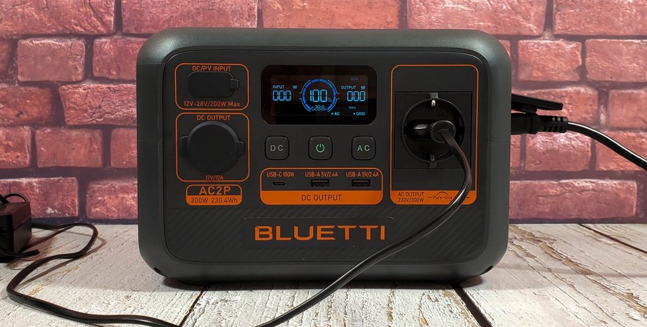 Bluetti AC2P зарядна станція на столі
