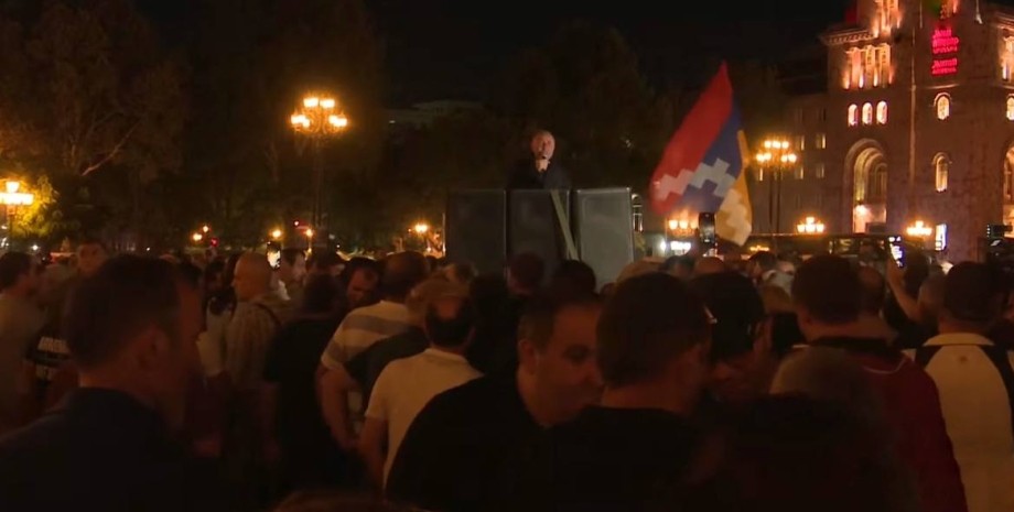 Єреван, Карабах, Арцах, війна Азербайджану проти Вірменії, акція протесту, будівля уряду, Нікол Пашинян