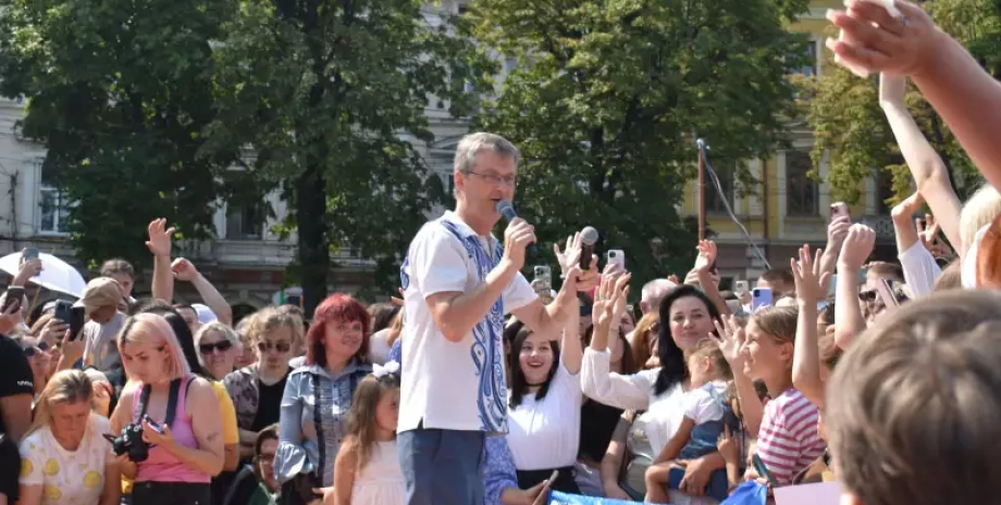 Караоке на площади в Черновцах