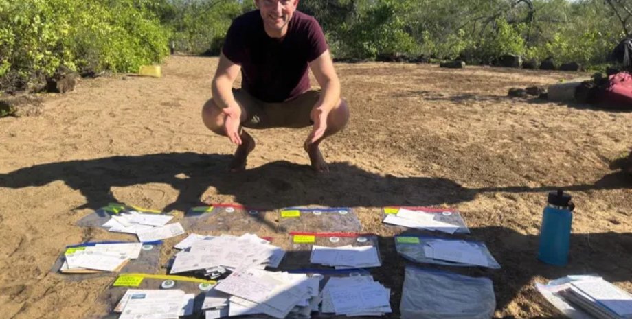 Мужчина путешествует по миру доставляя письма, сбор денег, в память об отце, письма туристов, давняя традиция, решил помочь