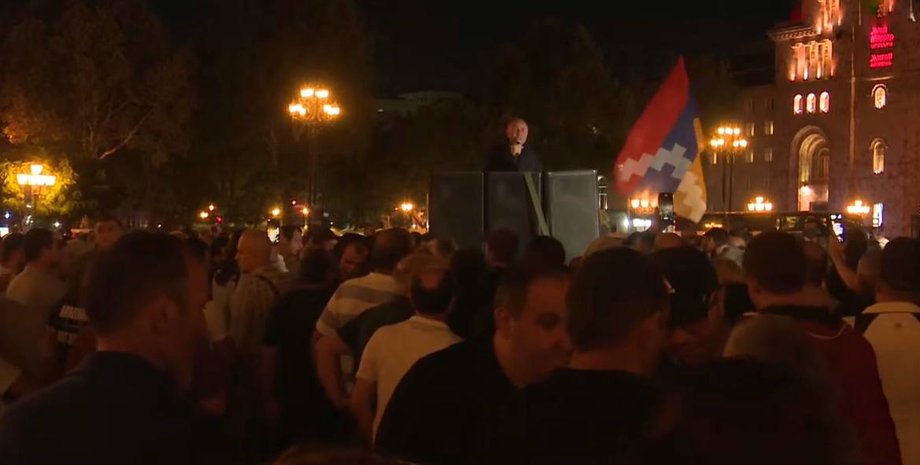 Ереван, Карабах, Арцах, война Азербайджана против Армении, акция протеста, здание правительства, Никол Пашинян