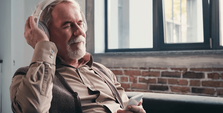 слух, літня людина, навушники