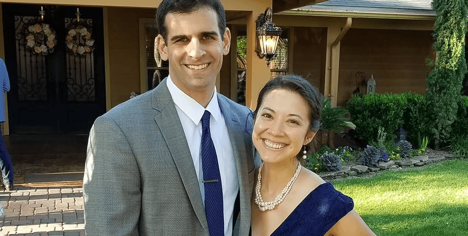 Супруги, у пары родились близнецы, четыре одинаковые дочери, дети, идентичные четверняшки, одинаковые дочери, родила 4 девочки