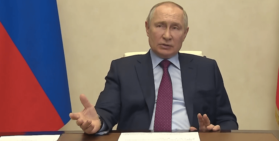 Президент РФ Владимир Путин во время видеообращения