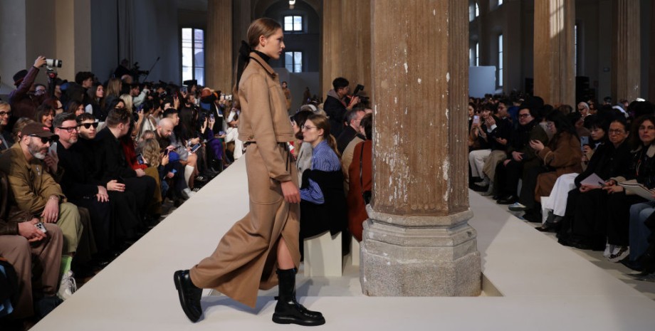 Показ Max Mara осень-зима 2023 Модные плащи и тренчи на осень 2023 фото