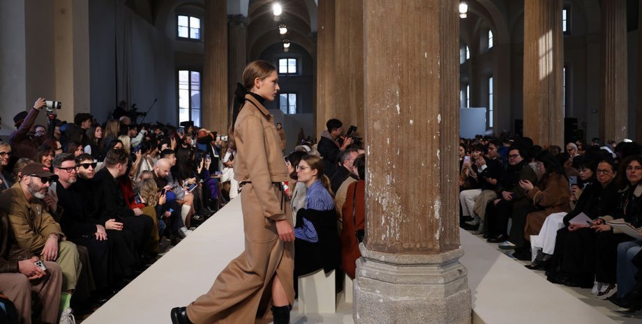 Модные плащи и тренчи на осень 2023  фото