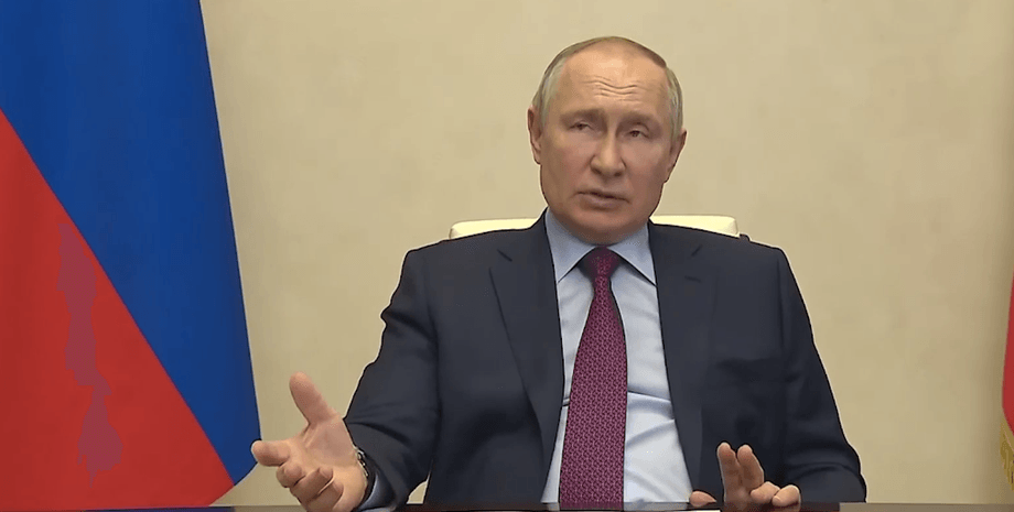 Президент РФ Владимир Путин во время видеообращения