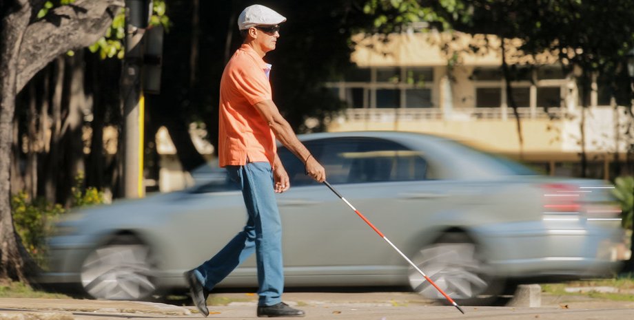 слепой мужчина, улица, машина, палка, фото