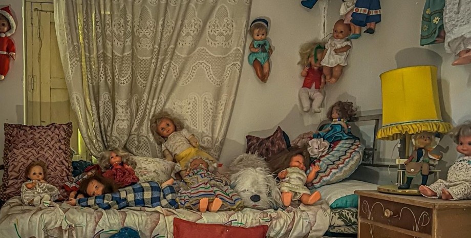 занедбаний будинок, ляльки, Іспанія