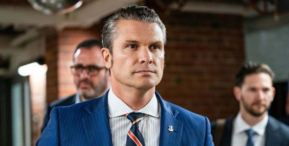 Глава Пентагона Пит Хэгсет Пит Хэгсет единолично приостановил поставки оружия США Украине