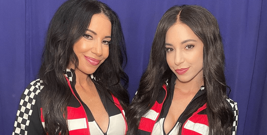 Мама і дочка, схожі одна на одну, як дві краплі води, мама і дочка з різницею в 30 років, разюча схожість, близнюки