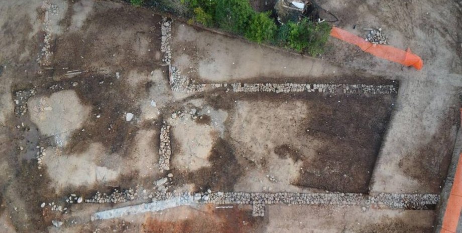 археологи, археология, раскопки, Корсика, железный век, поселение, мастерская, черепица, керамика, артефакты, орудия труда