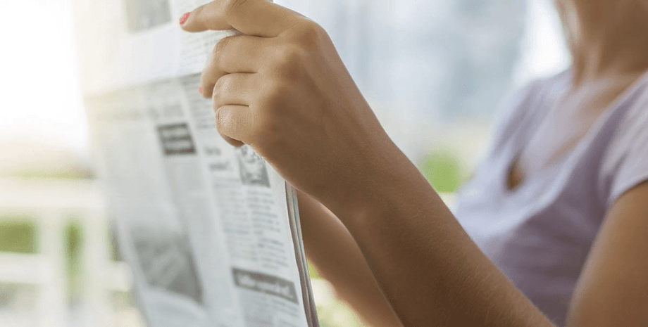 Женщина читает газету, газета, статья в газете, СМИ, статья в газете помогла раскрыть тайну, пропавший без вести, мужчина пропал 25 лет назад