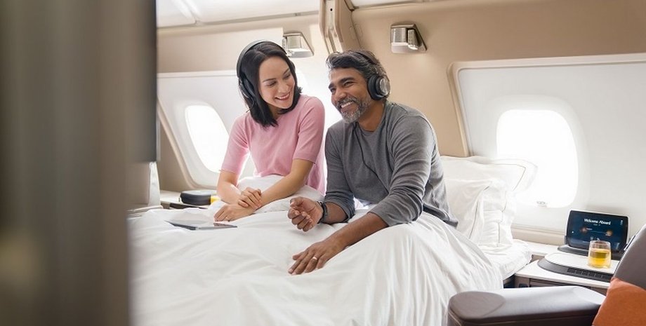 Места в первом классе Singapore airlines, пассажиры, эконом класс, забавные комментарии, кровать в самолете, дорогие места, сон в самолете, роскошь, премиум места