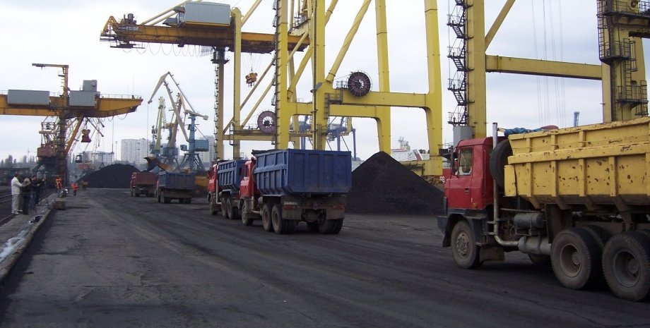 Разгрузка угля из ЮАР в порту Ильичевск / Фото: cfts.org.ua