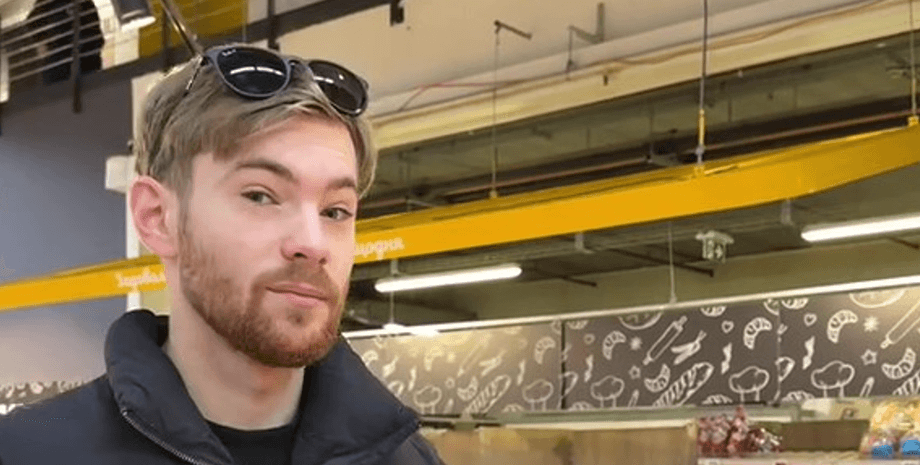 Хлопець у супермаркеті