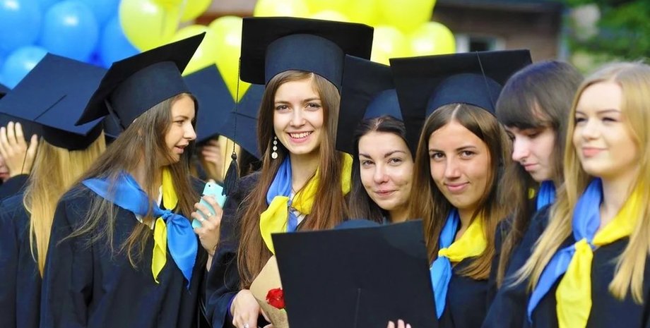 Украинские студентки в мантиях