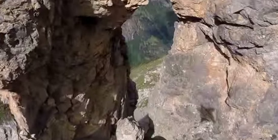 Прыжок итальянского бейсджампера Ули Эмануэле / Фото: кадр видео Youtube