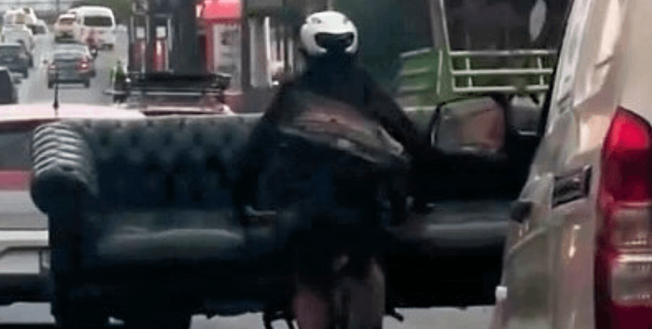 На видео замечен велосипедист, который тащил массивный диван на передней части своего велосипеда по оживленной автостраде