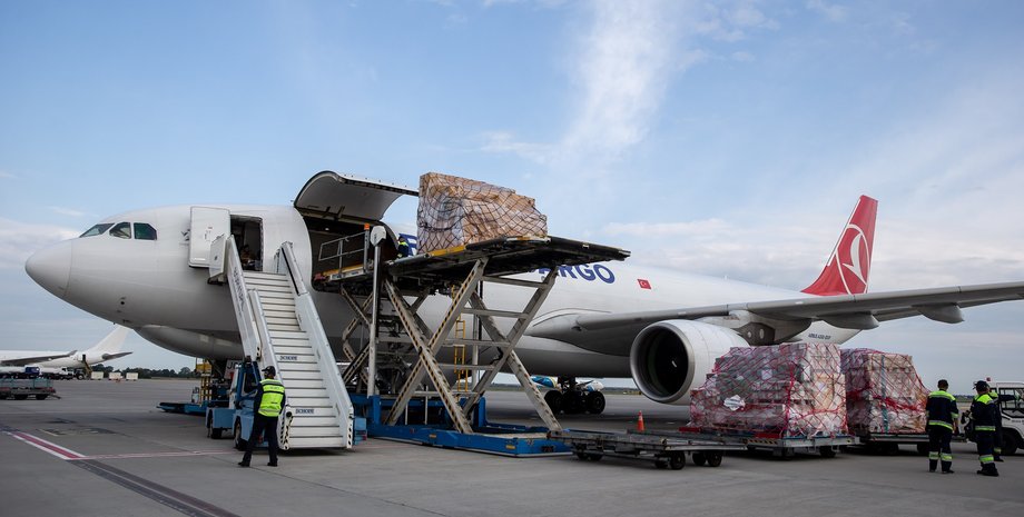 Pfizer, вакцина, літак, вивантаження, фото