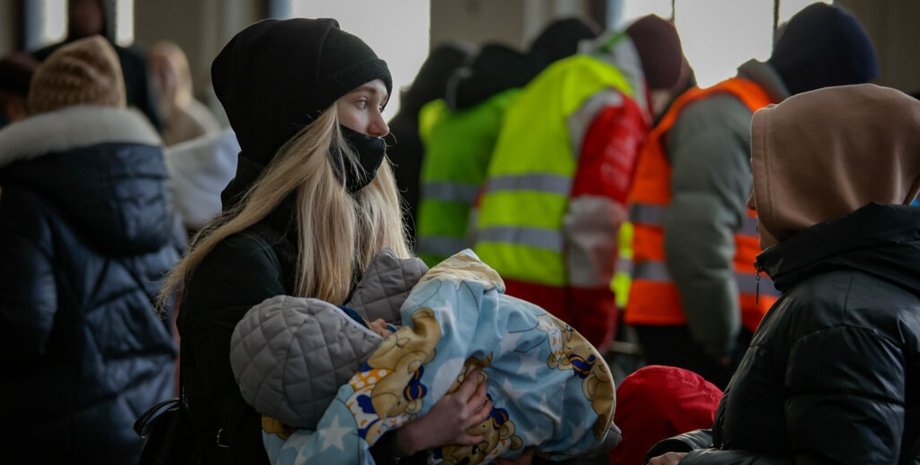 жінка на вокзалі