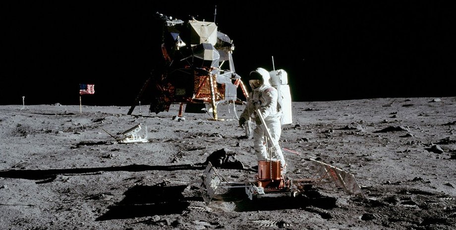 астронавт Місяць