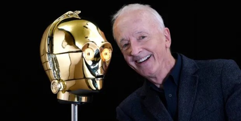 В фильме "Звездные войны: Эпизод IV — Новая надежда" шлем носил автор Энтони Дэниелс.