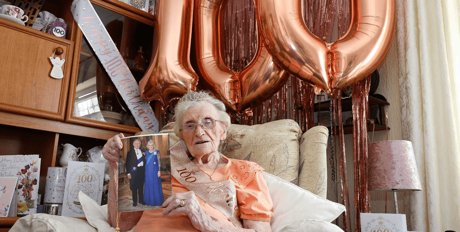 100-летняя женщина, пенсионерка, юбилей, бабушка