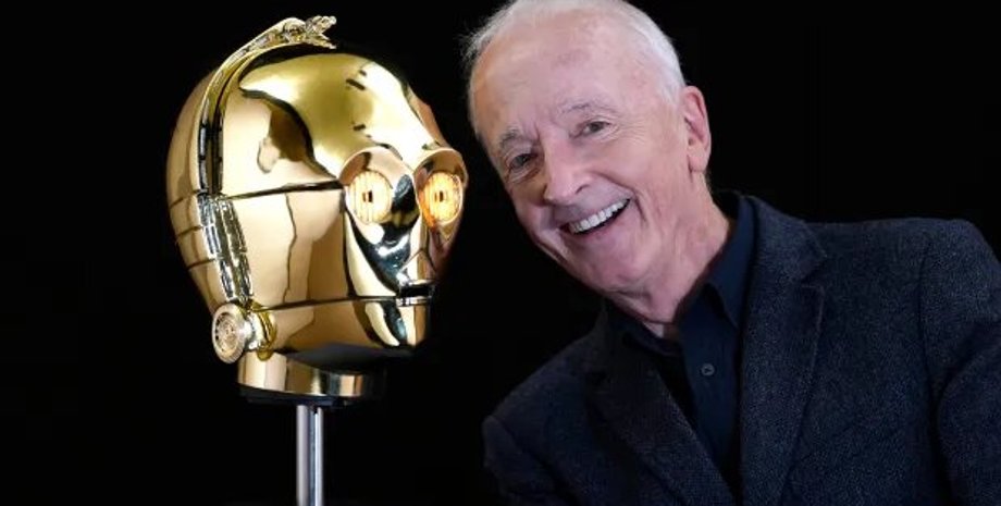 У фільмі "Зоряні війни: Епізод IV – Нова надія" шолом носив автор Ентоні Деніелс.