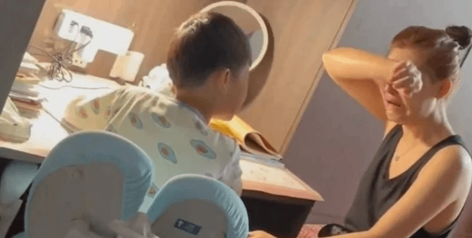 Женщина помогает ребенку, домашнее задание, сын, дети, семья, мама с сыном, не смогла помочь, попала в больницу, эмоции, высокое давление