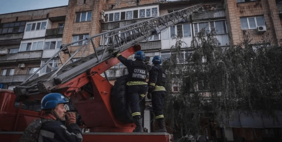 удару по Покровську, аслідки ракетного удару по Покровську, рятувальники