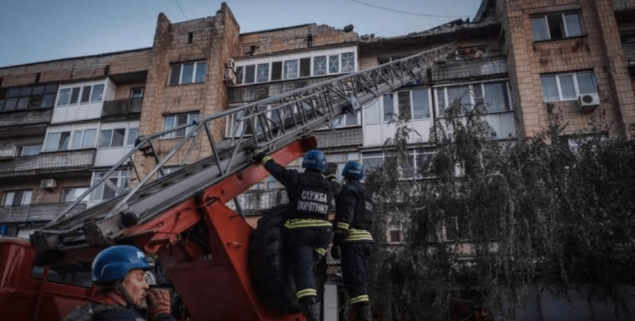 удара по Покровску, последствия ракетного удара по Покровску, спасатели