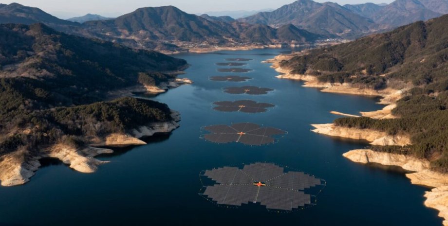 Солнечные батареи в реке Солнечные батареи, США, возобновляемая энергия, плавучие солнечные панели