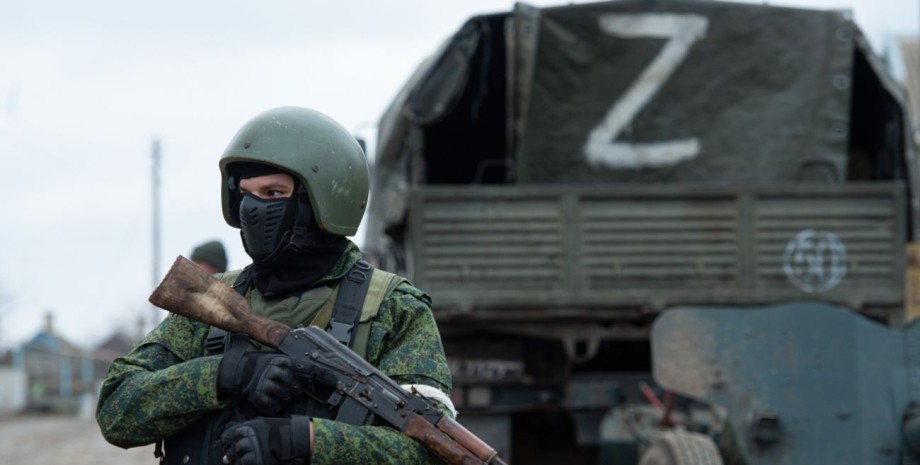 Российский военный с оружием Российский военный с оружием